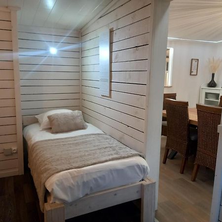 Вилла Le Chalet Du Lac Робертвиль Экстерьер фото
